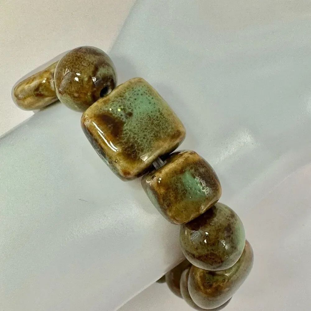 Green beaded stretchy bracelet